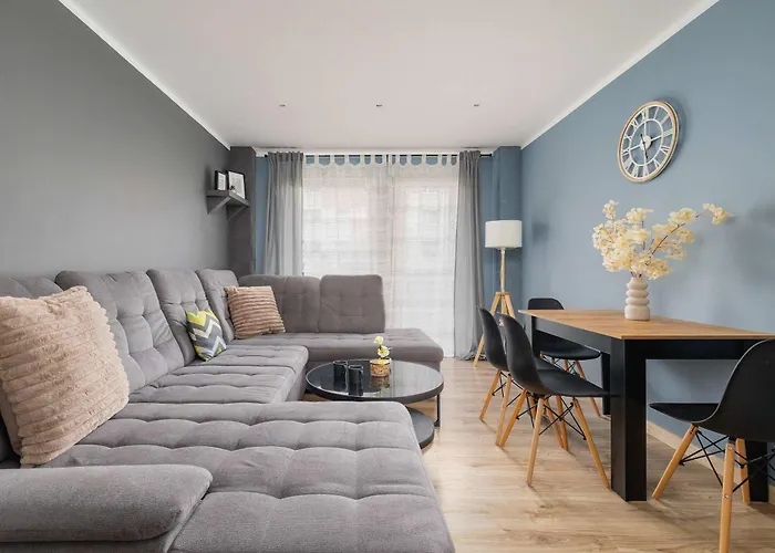 Blue And Family In With Two Bedrooms And Balcony By Renters アパート *